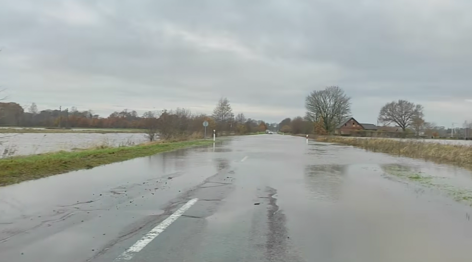 Ugniagesiai skubėjo padėti vairuotojai: apsemtame kelyje mašina paniro po vandeniu