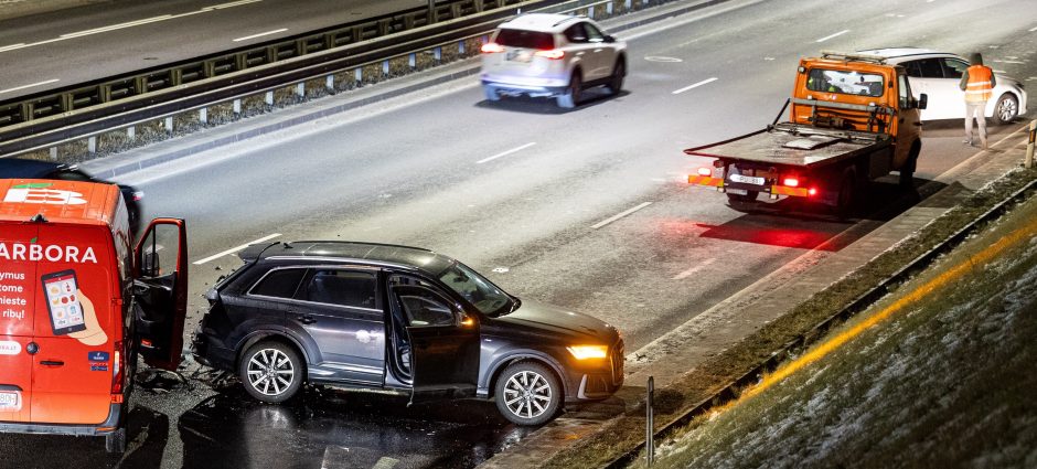 Vilniaus vakariniame aplinkkelyje susidūrė trys automobiliai, nukentėjo dvi moterys