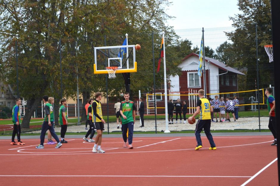 Palangos senojoje gimnazijoje atnaujintas stadionas ir sutvarkytas vidinis kiemelis