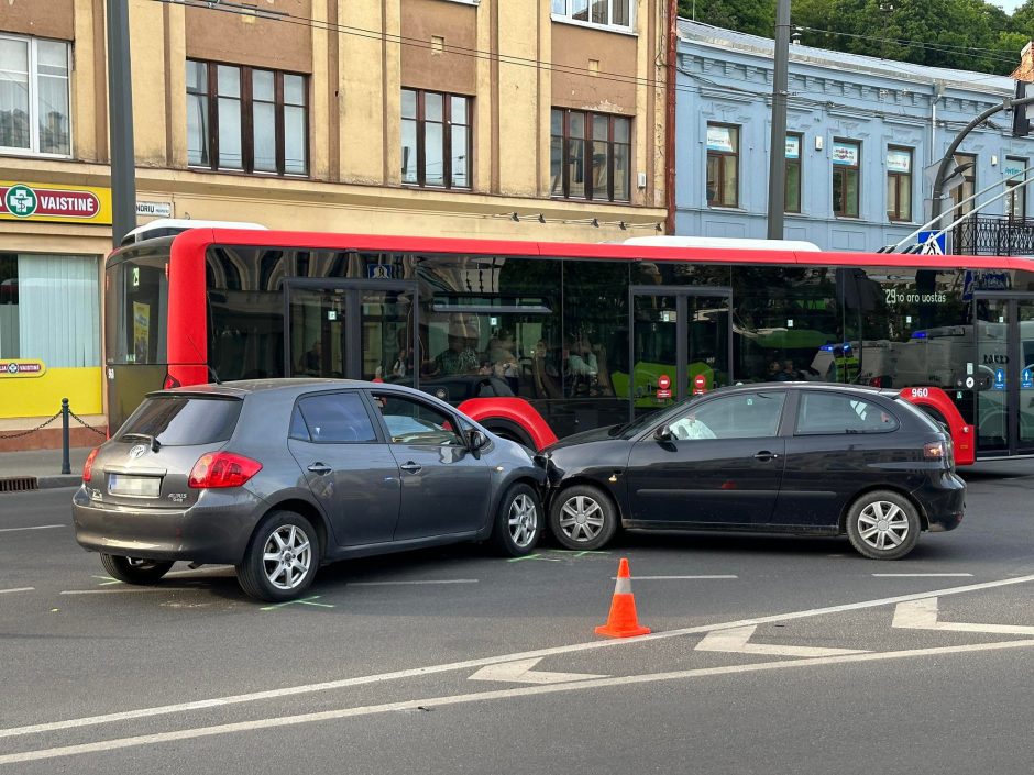 Dėl automobilių avarijos E. Ožeškienės gatvėje buvo susidariusios automobilių spūstys