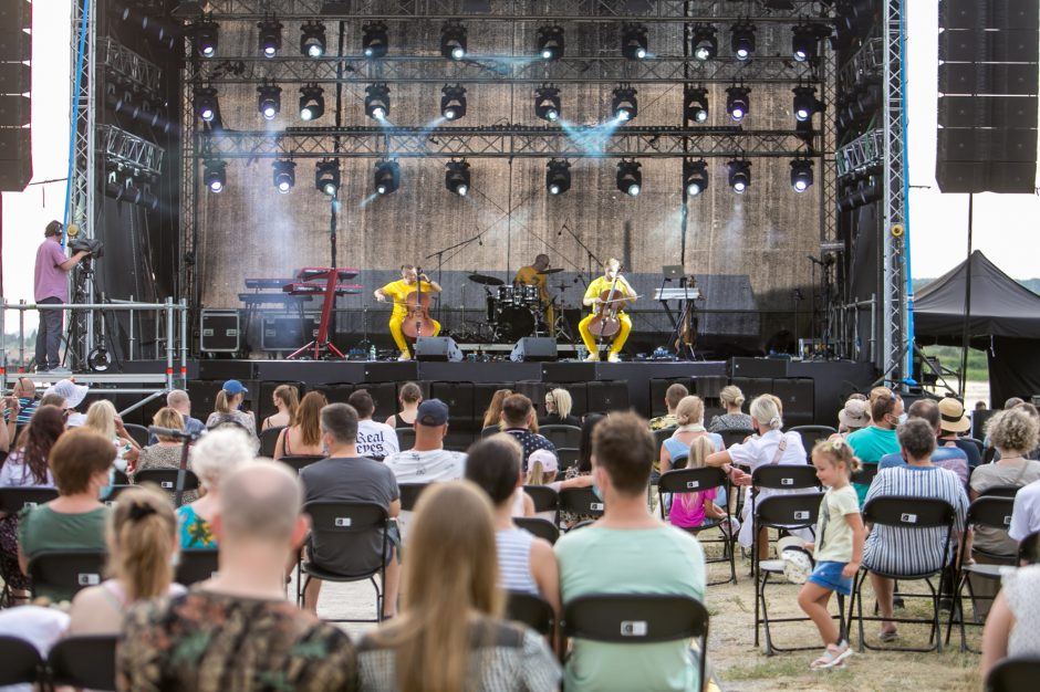 Joninių šventė nutrūko, bet fejerverkai buvo