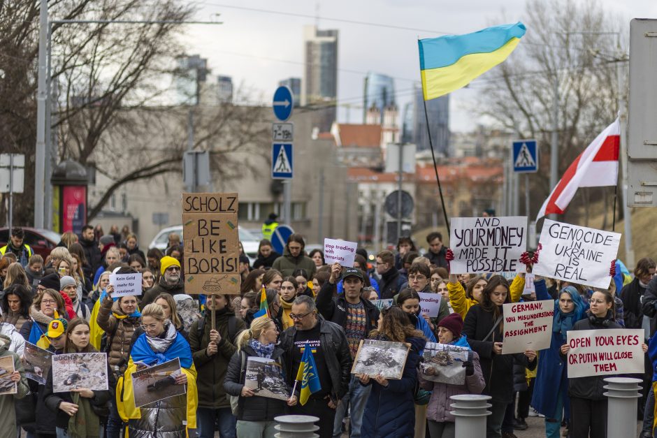 Keli šimtai žmonių prie Vokietijos ambasados ragino Berlyną atsibusti dėl karo Ukrainoje