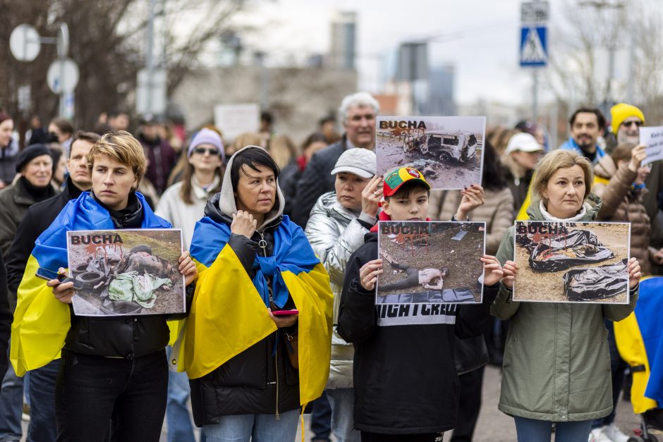 Keli šimtai žmonių prie Vokietijos ambasados ragino Berlyną atsibusti dėl karo Ukrainoje