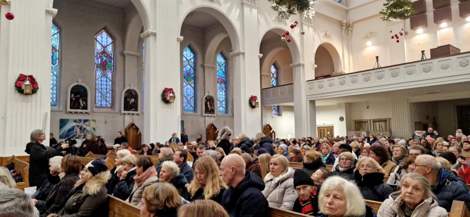 Bažnyčioje –  šventinis kalėdinių giesmių vakaras