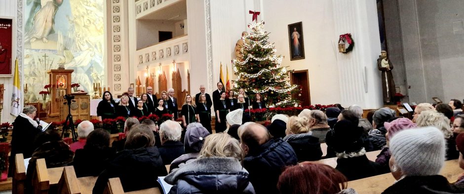 Bažnyčioje –  šventinis kalėdinių giesmių vakaras