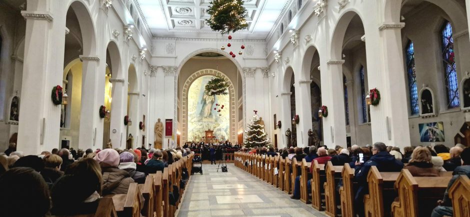 Bažnyčioje –  šventinis kalėdinių giesmių vakaras