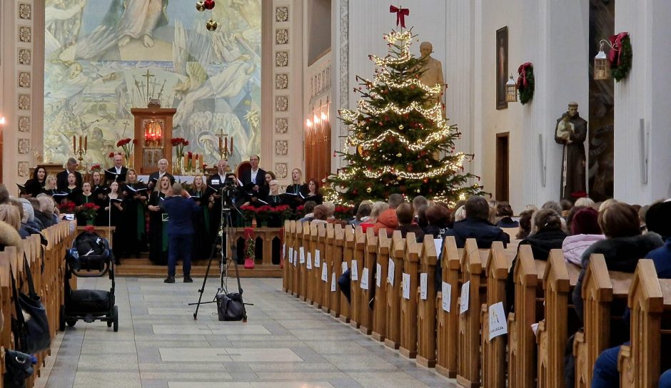 Bažnyčioje –  šventinis kalėdinių giesmių vakaras