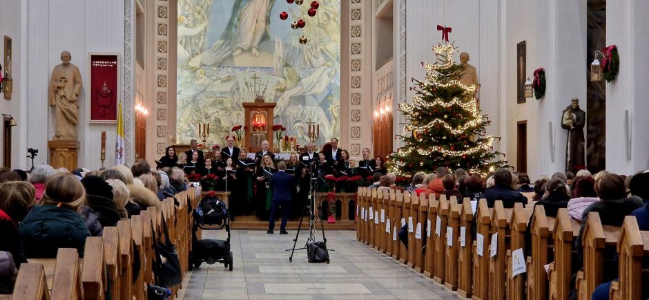 Bažnyčioje –  šventinis kalėdinių giesmių vakaras