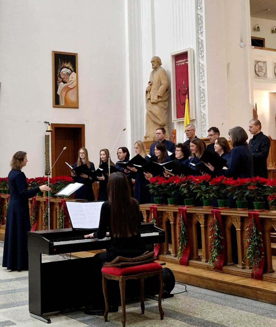 Bažnyčioje –  šventinis kalėdinių giesmių vakaras