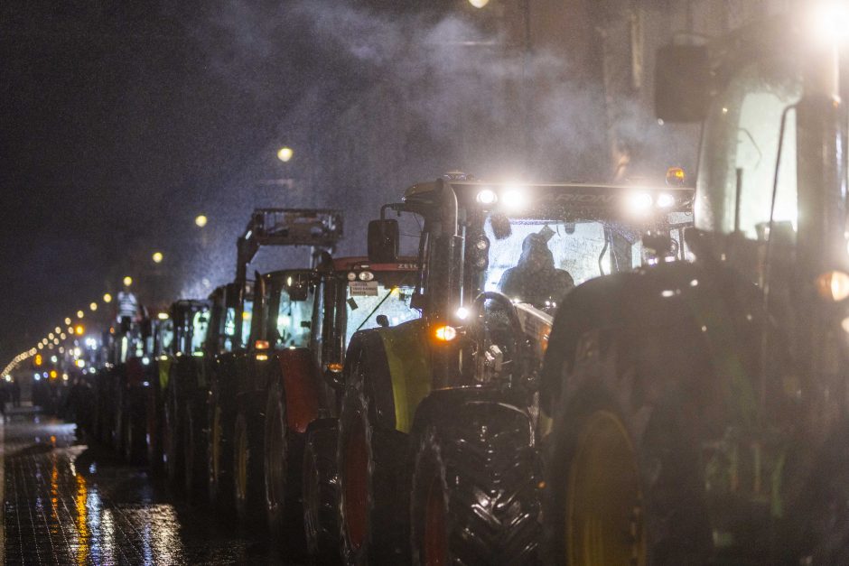 Žemdirbiai tęsia protesto akciją: kels klausimus apie paramą iš įmonių