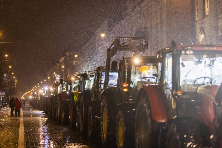 Žemdirbiai tęsia protesto akciją: kels klausimus apie paramą iš įmonių