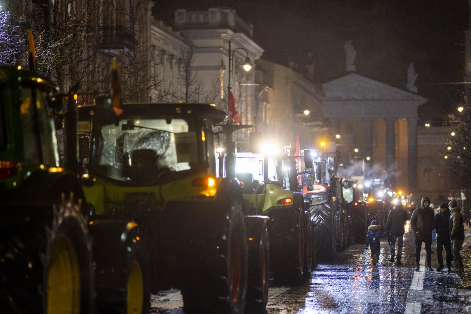 Žemdirbiai tęsia protesto akciją: kels klausimus apie paramą iš įmonių