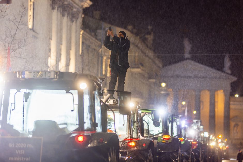 Žemdirbiai tęsia protesto akciją: kels klausimus apie paramą iš įmonių