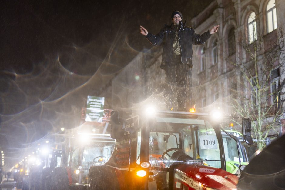 Žemdirbiai tęsia protesto akciją: kels klausimus apie paramą iš įmonių