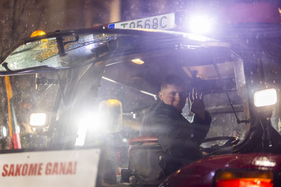 Žemdirbiai tęsia protesto akciją: kels klausimus apie paramą iš įmonių