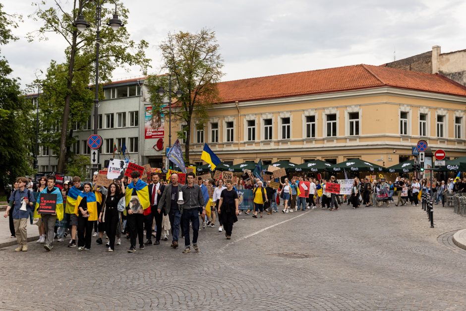 Vilniuje keli šimtai žmonių žygiavo už Rusijoje iki šiol įkalintus Mariupolio gynėjus