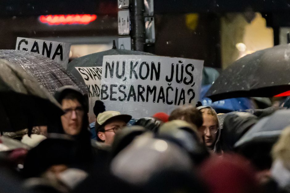 Prie Seimo protestuotojai gėdina socialdemokratus dėl koalicijos su „Nemuno aušra“