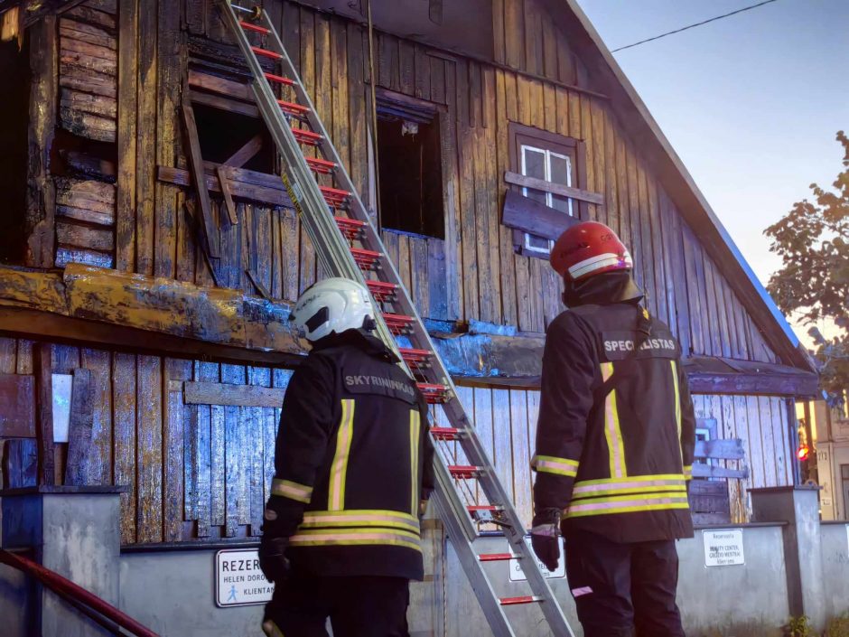 Virš Savanorių prospekto – juodi dūmų kamuoliai: liepsnos talžė medinuką