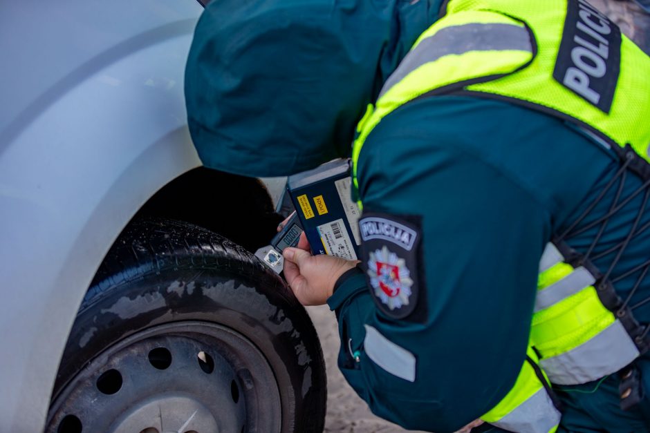 Klaipėdoje vairuotojų pasirengimą žiemai tikrinę kelių policijos pareigūnai nustatė 4 pažeidimus