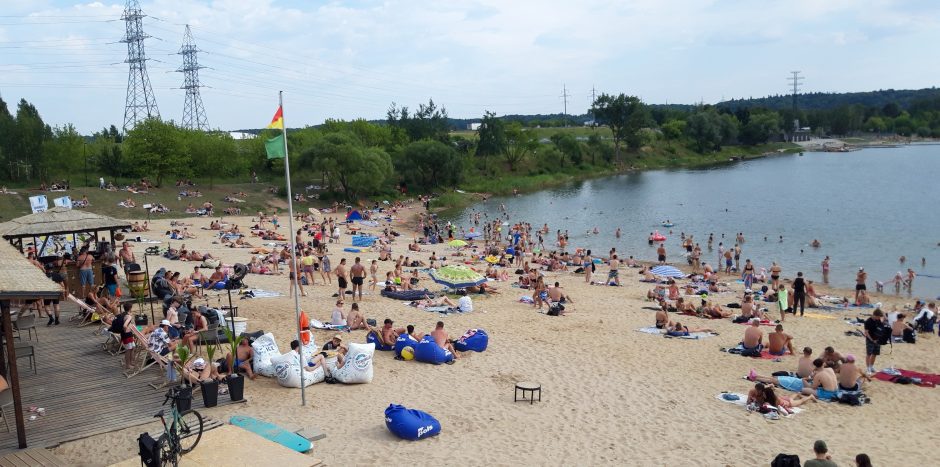 Kauniečiai sugužėjo į Lampėdžio paplūdimį: poilsiautojų – tarsi Palangoje