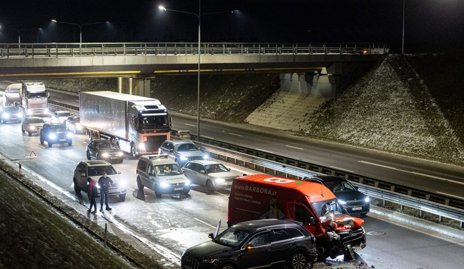 Vilniaus vakariniame aplinkkelyje susidūrė trys automobiliai, nukentėjo dvi moterys