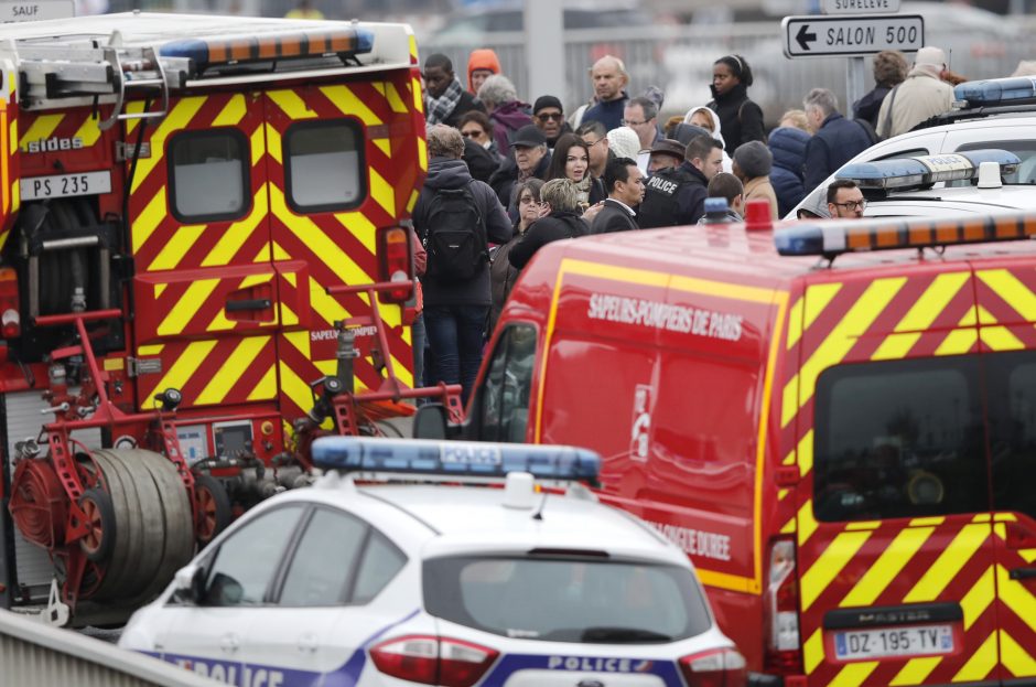 Paryžiaus Orli oro uoste nušautas karę užpuolęs vyras 