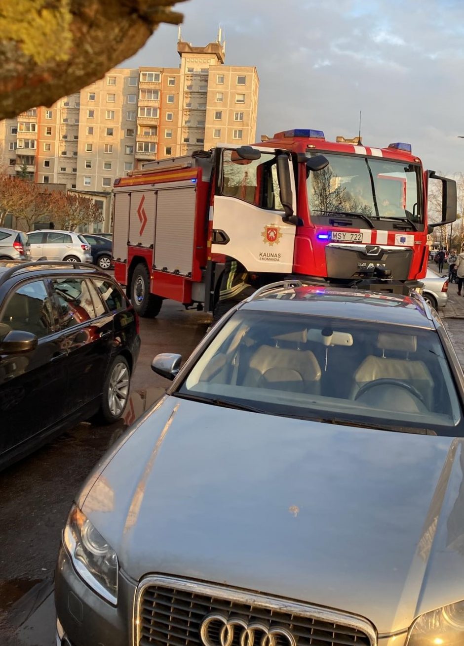 Kauno ugniagesiai skubėjo į Šilainius vaduoti lifte įstrigusio žmogaus, tačiau pagalbos neprireikė