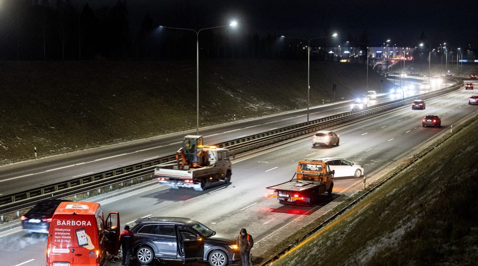 Vilniaus vakariniame aplinkkelyje susidūrė trys automobiliai, nukentėjo dvi moterys