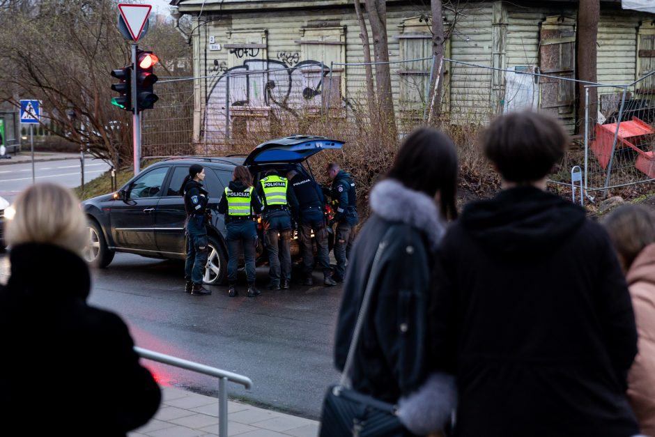 Naujos gaudynių Vilniuje detalės: įtariamieji pareigūnams grasino peiliu, vienas jų vis dar ieškomas