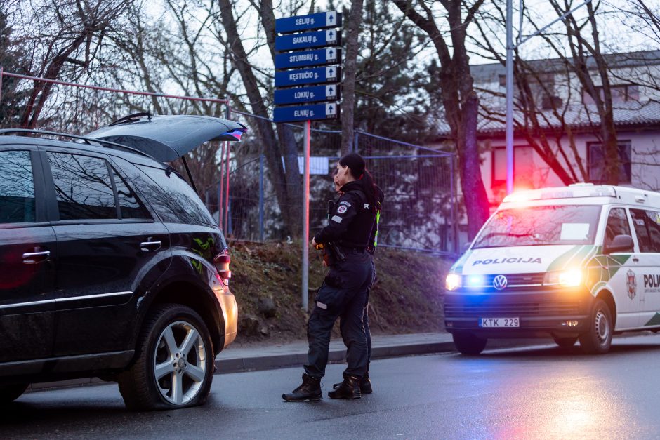 Naujos gaudynių Vilniuje detalės: įtariamieji pareigūnams grasino peiliu, vienas jų vis dar ieškomas