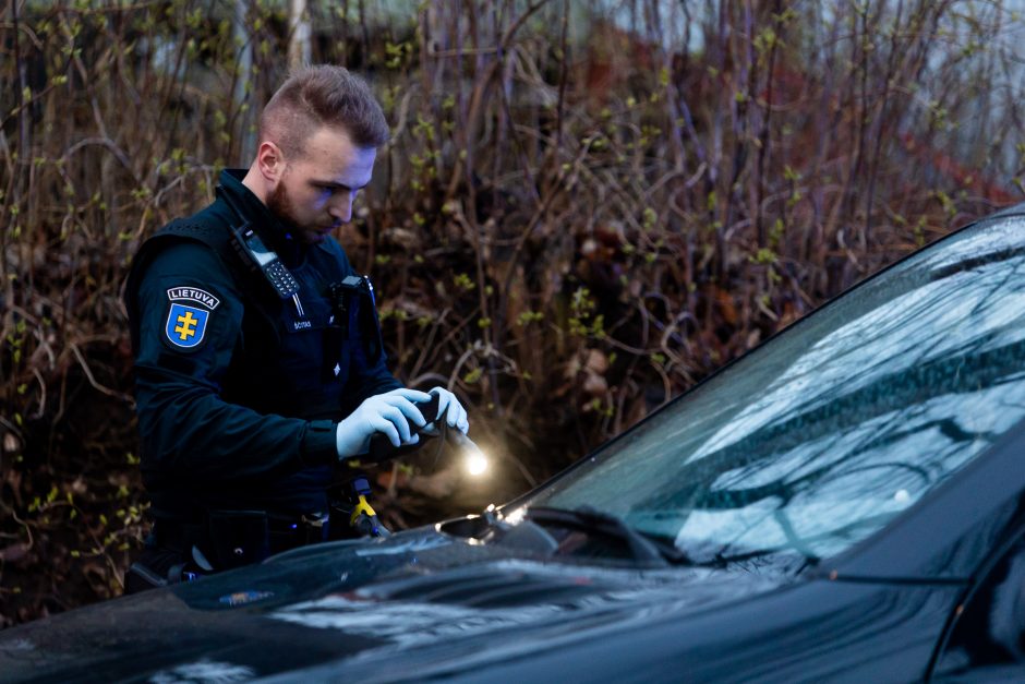 Naujos gaudynių Vilniuje detalės: įtariamieji pareigūnams grasino peiliu, vienas jų vis dar ieškomas