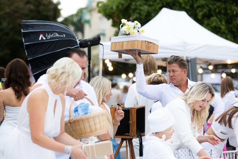 Vilniuje dešimtą kartą surengta „Le Diner en Blanc“ vakarienė