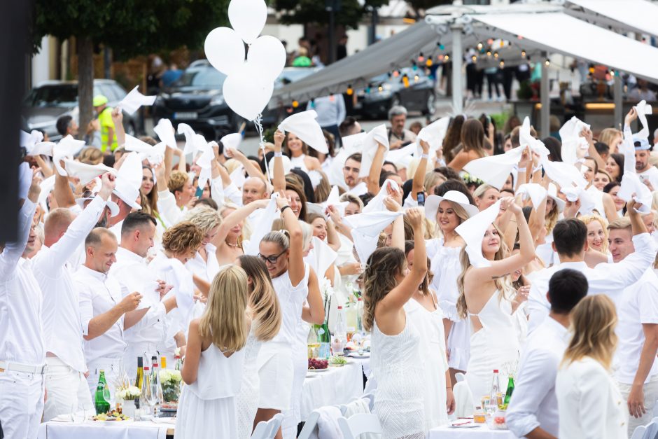 Vilniuje dešimtą kartą surengta „Le Diner en Blanc“ vakarienė