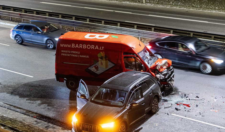 Vilniaus vakariniame aplinkkelyje susidūrė trys automobiliai, nukentėjo dvi moterys