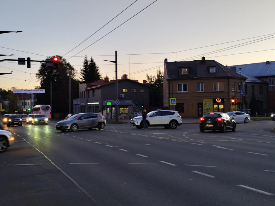 K. Petrausko gatvėje susidūrė moterų vairuojami automobiliai: negalėjo pravažiuoti troleibusai