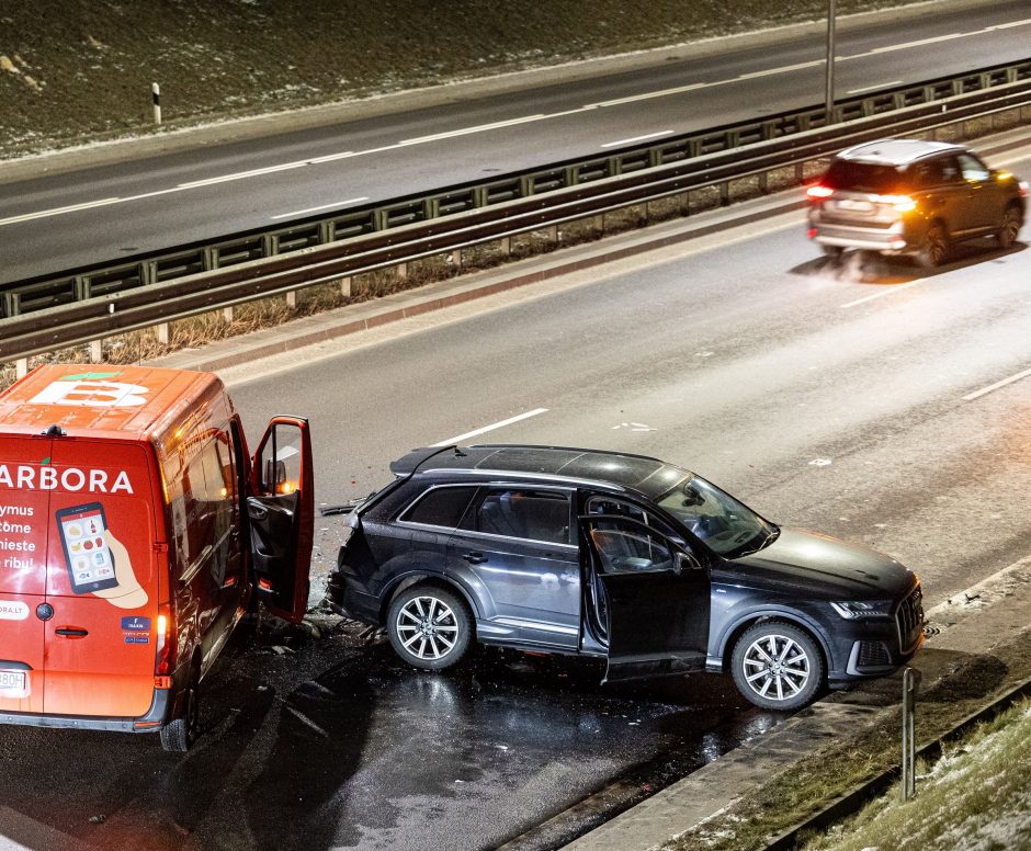 Vilniaus vakariniame aplinkkelyje susidūrė trys automobiliai, nukentėjo dvi moterys