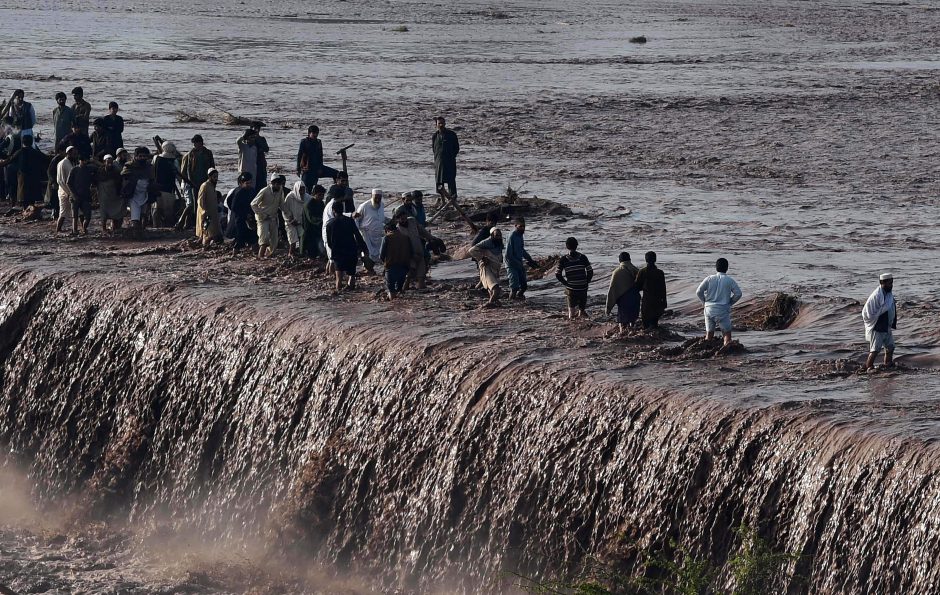 Pakistane tūkstančius gyventojų atkirto nuo pasaulio liūtys, žuvo 61 žmogus