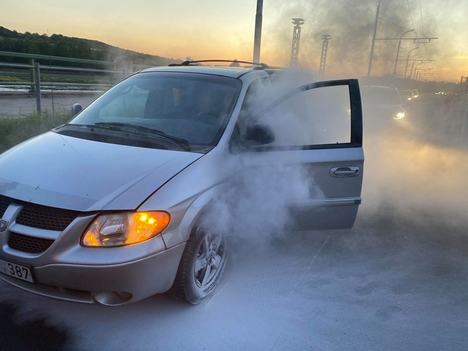 Karaliaus Mindaugo prospekte užsiliepsnojo automobilis „Dodge“