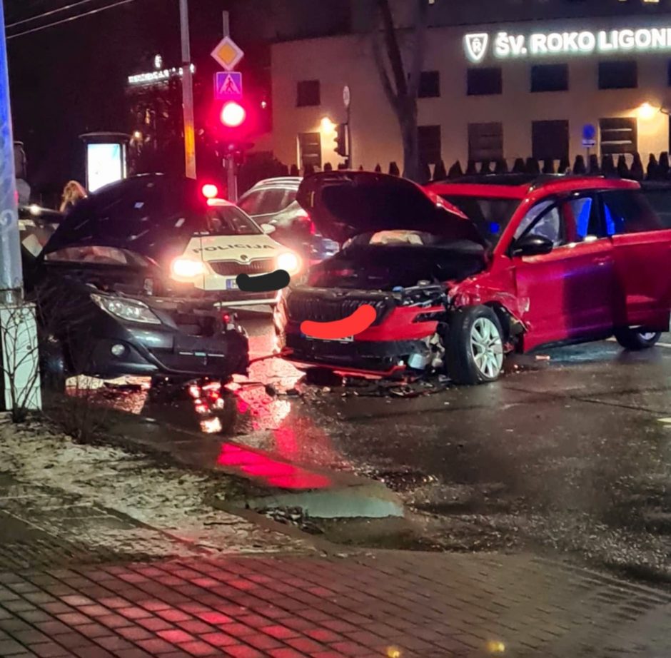 Vilniaus Antakalnio gatvėje įvyko avarija: susidūrė du automobiliai