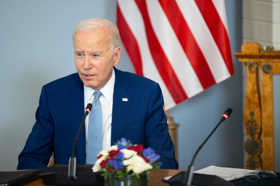 J. Bidenas: jei iki ramadano nebus susitarta dėl paliaubų Gazos Ruože, bus labai pavojinga