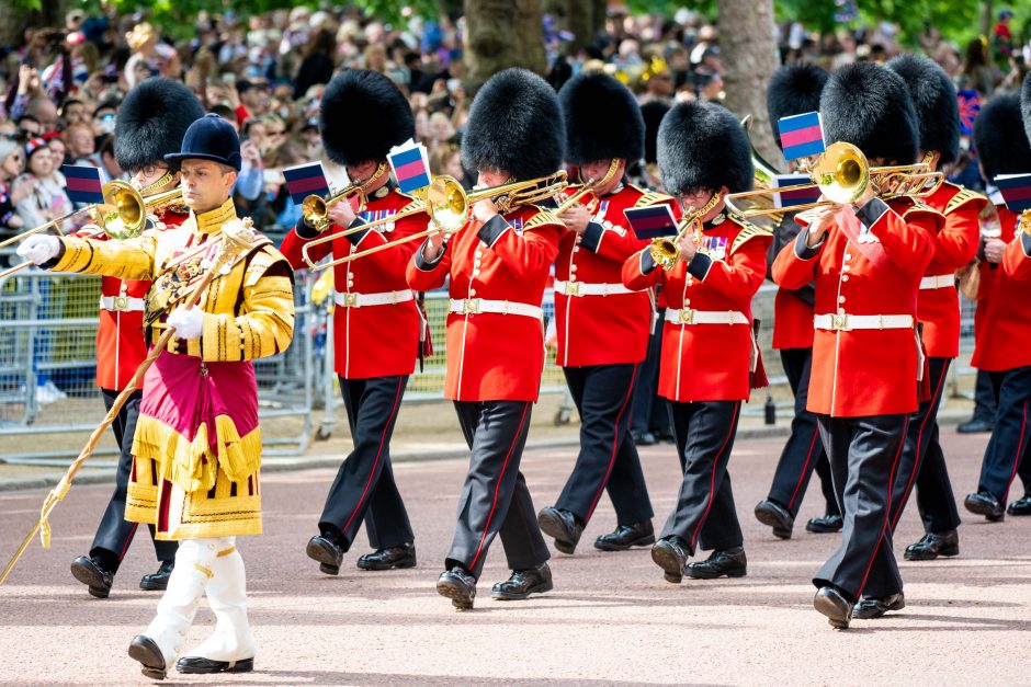 Elizabeth II valdymo jubiliejaus minėjimo pirmą dieną karalienę sveikino minios žmonių