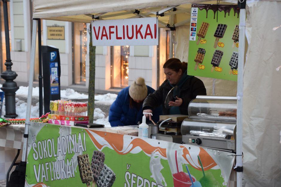 Klaipėdos Teatro aikštėje įžiebta nuostabi Kalėdų eglutė