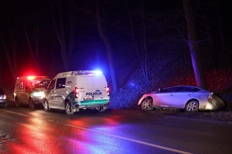 Linkuvos gatvėje teisės vairuoti neturintis vyras nesuvaldė automobilio ir nuvažiavo nuo kelio