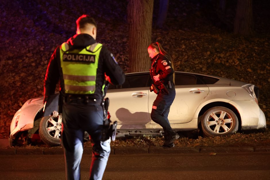 Linkuvos gatvėje teisės vairuoti neturintis vyras nesuvaldė automobilio ir nuvažiavo nuo kelio