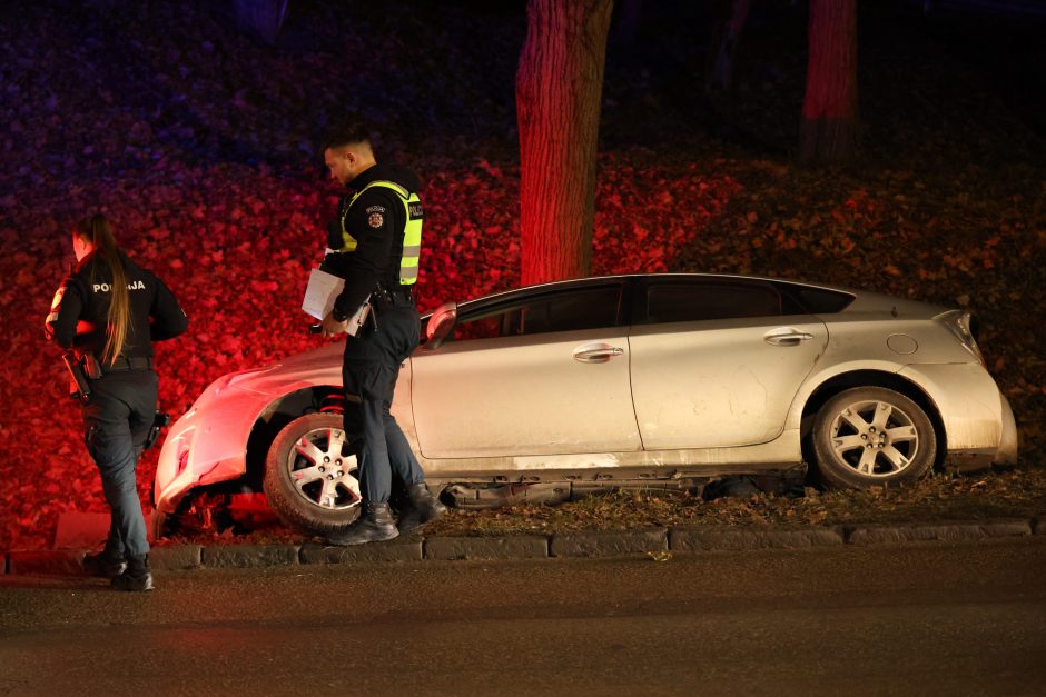 Linkuvos gatvėje teisės vairuoti neturintis vyras nesuvaldė automobilio ir nuvažiavo nuo kelio