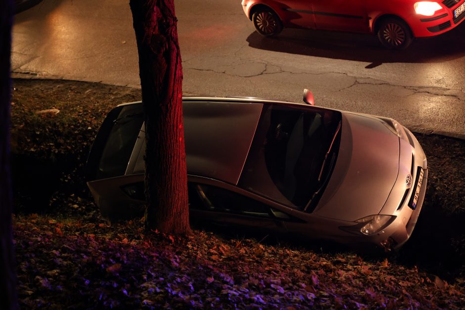 Linkuvos gatvėje teisės vairuoti neturintis vyras nesuvaldė automobilio ir nuvažiavo nuo kelio