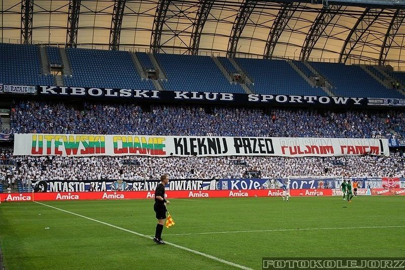 Išaiškinti 8 „Lech“ sirgaliai, laikę plakatą „Lietuvių chame, klaupkis prieš lenkų poną“