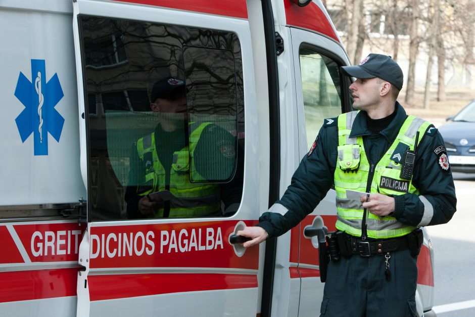 Klaipėdoje greitosios pagalbos automobilis įsirėžė į policijos automobilį