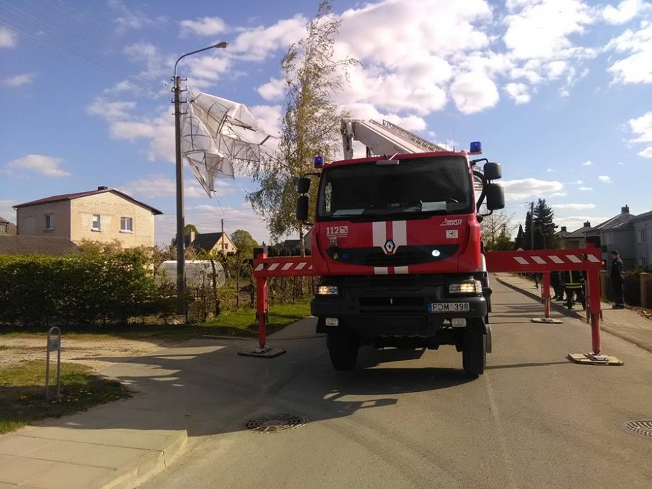 Šiaulių rajone ant elektros laidų pakibo šiltnamis