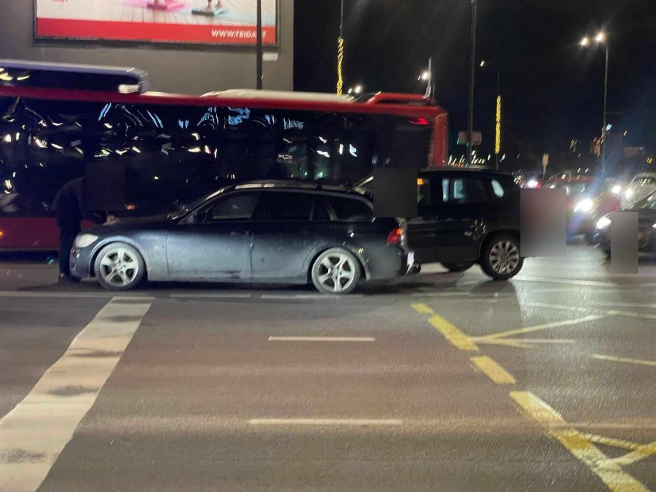 Birštono gatvėje susidūrė BMW ir „Volkswagen“ 